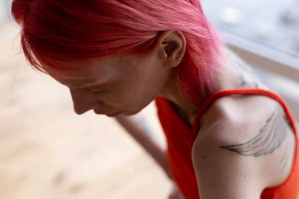 Mujer con tatuaje en hombros y sensación de mareo en la espalda — Foto de Stock