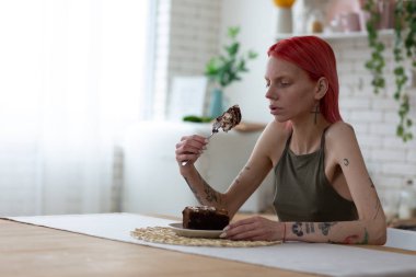 Bulimiadan muzdarip bir kadın pasta yemek istiyor.