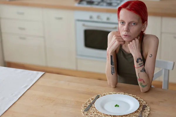 Vrouw die lijdt aan anorexia met ongezonde blik — Stockfoto