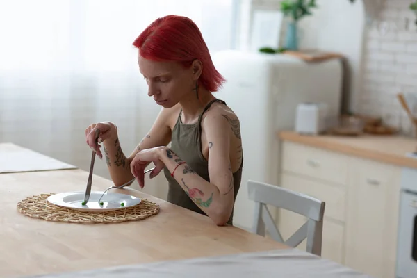 Woman with eating disorder eating nothing suffering from anorexia — Stock Photo, Image