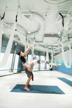Spor çift birlikte yoga yaparken enerjik duygu