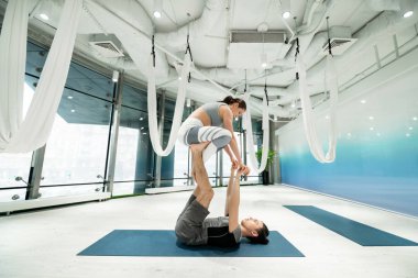 Çalışmadan sonra pratik yaparken inanılmaz yoga pozlar gösteren çift