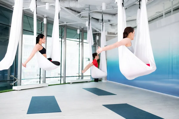 Brunette yoga leraar toont mooie poses voor luchtfoto yoga — Stockfoto