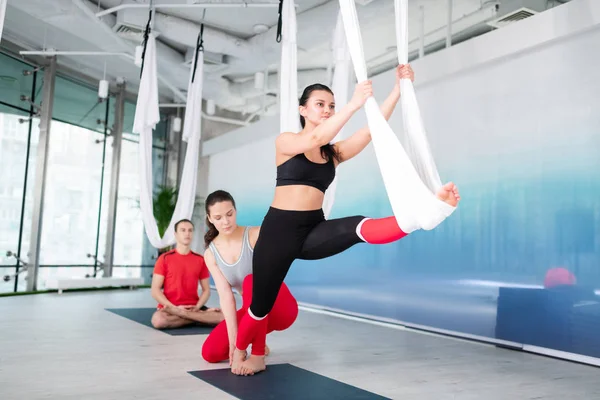 Yoga leraar helpen haar cliënt stretching benen voor de praktijk — Stockfoto