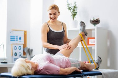 Hastasına gülümseyen neşeli kadın