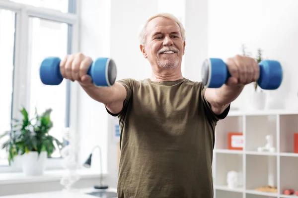 Positieve aardige man genieten van zijn gezonde levensstijl — Stockfoto