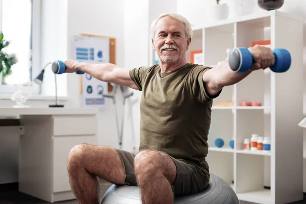 Homem ativo alegre desfrutando de seus exercícios físicos — Fotografia de Stock