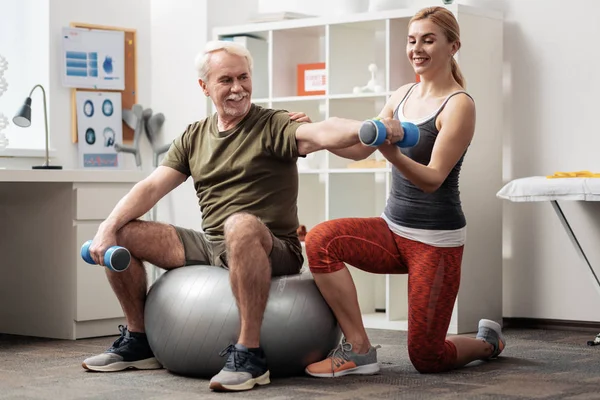 Glad åldrad man tittar på sin hand — Stockfoto