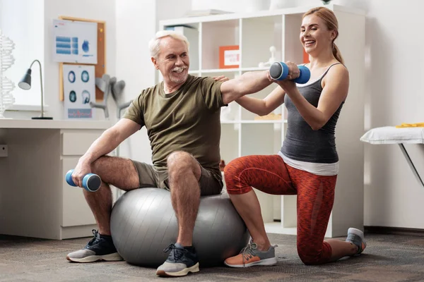 Netter älterer Mann, der Spaß beim Training hat — Stockfoto