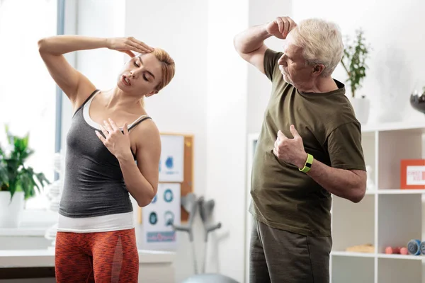 Hombre barbudo envejecido mirando a su entrenador — Foto de Stock