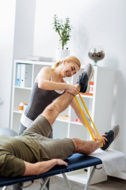 Nice pozitif kadın iş için bir lastik bant kullanarak