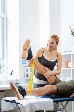 Neşeli pozitif kadın hastalarının bacak kaldırma