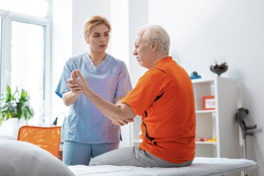 Hoş güzel yaşlı adam el masajı olan