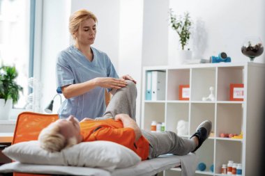 Ciddi güzel kadın hastalarının diz dokunmadan