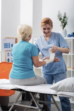 Güzel pozitif hemşire onu yaşlı hasta bakıyor