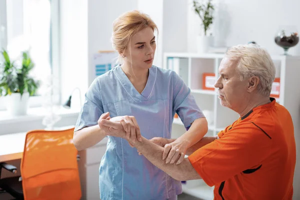 Приятная медсестра смотрит на своего пациента — стоковое фото