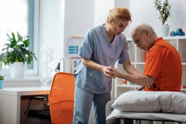 Enfermeira profissional segurando sua mão pacientes — Fotografia de Stock