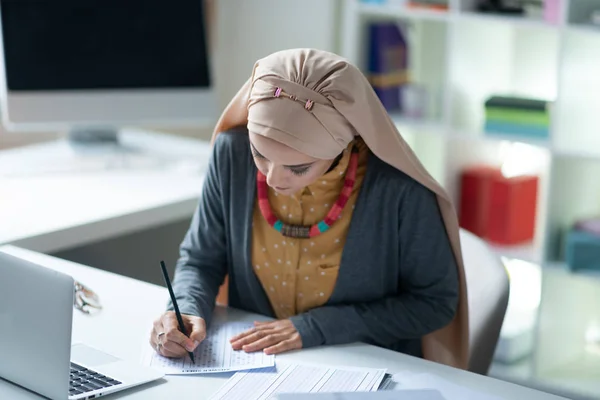 Muslimský učitel oblečený do náhrdelníku kontroluje zkoušky žáků — Stock fotografie