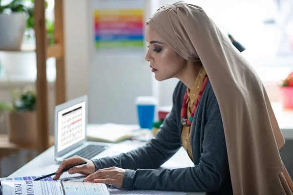 Wanita muslim cantik bekerja di sekolah mempersiapkan pelajaran — Stok Foto