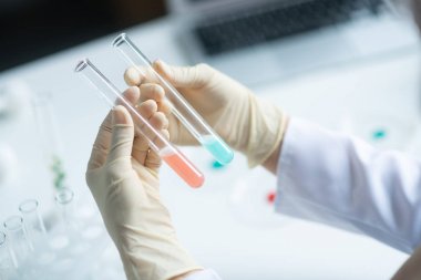 Sıvı kimyasalların vücut inceleyen kadın kimyager yakın çekim