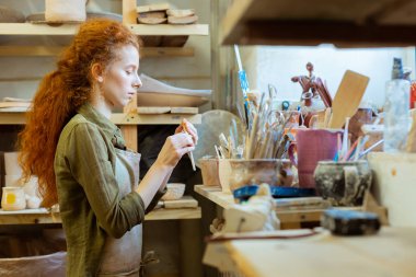 Odaklanmış uzun saçlı zencefil kız onu araçları devlet kontrol