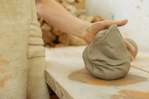 Maestro esperto di ceramica che tiene in posizione nuova argilla — Foto Stock