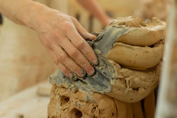 Forte mestre de argila esfregando os dedos na bagunça de argila — Fotografia de Stock