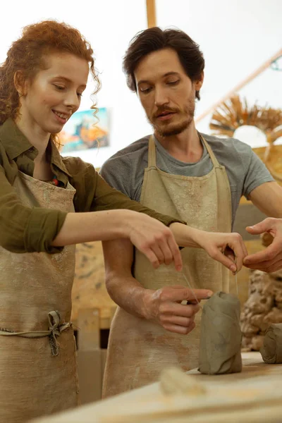 Fröhliche junge Frau, die mit frischem Ton arbeitet — Stockfoto