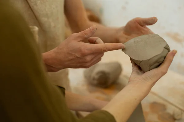 新鮮な粘土の切り取り部分を指し、話すマスター — ストック写真