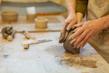 Aktif güzel çift kil bir parça parmakları bağlama