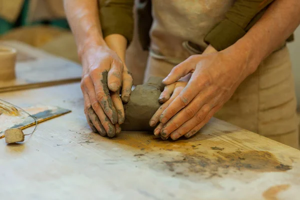 Romántica pareja encantadora teniendo masterclass en taller de cerámica — Foto de Stock