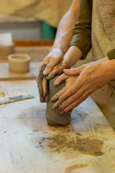 Leidenschaftliches junges Paar bei romantischem Meisterkurs in Töpferei-Werkstatt — Stockfoto