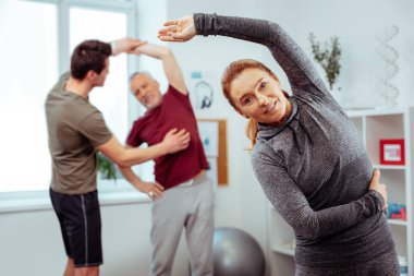Olumlu neşeli güzel kadın spor faaliyetleri yapıyor