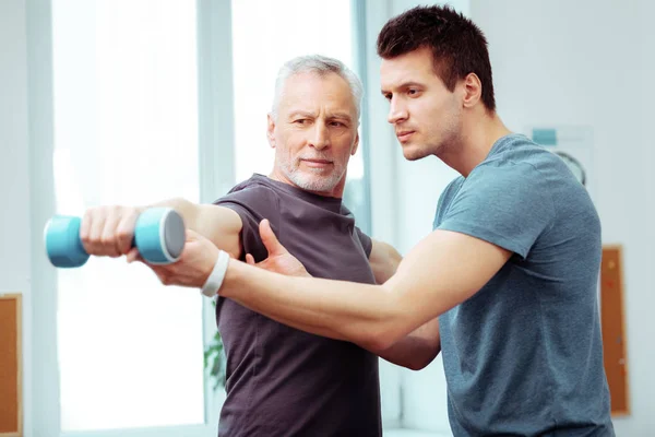 Joven serio trabajando como entrenador — Foto de Stock