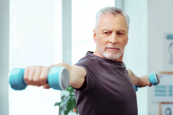 Hombre fuerte y bien construido disfrutando de su entrenamiento — Foto de Stock