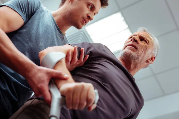 Lage hoek van een mannelijke verpleegkundige met zijn patiënt — Stockfoto