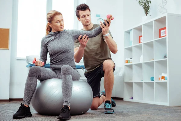 Agradable agradable mujer siendo ayudado por su entrenador — Foto de Stock