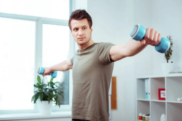 Bonito homem apto a ter um treinamento esportivo — Fotografia de Stock