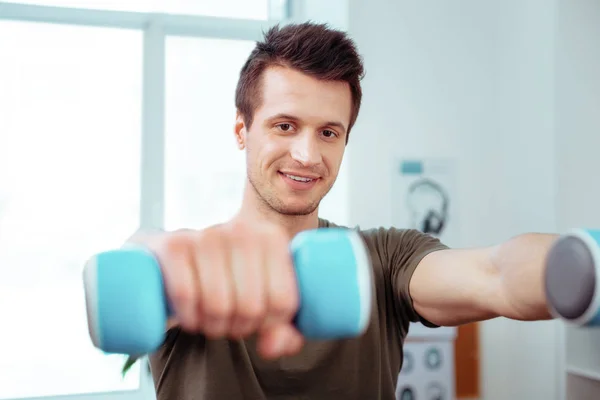 Alegre buen hombre teniendo una gimnasia matutina —  Fotos de Stock