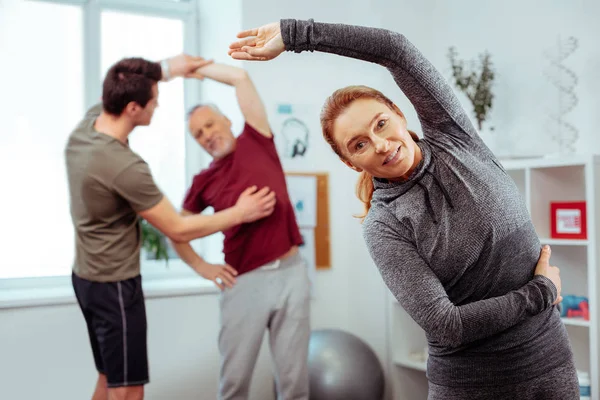 Olumlu neşeli güzel kadın spor faaliyetleri yapıyor
