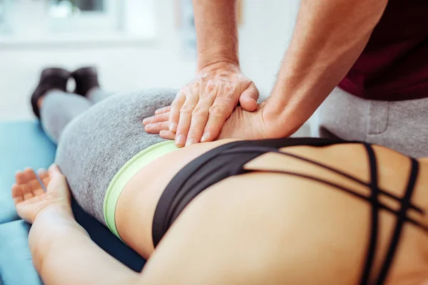 Primo piano di una schiena femminile durante il massaggio — Foto Stock