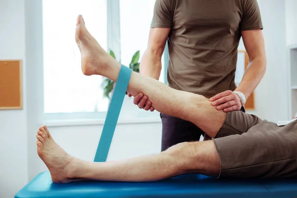 Acercamiento de una pierna masculina siendo levantada — Foto de Stock