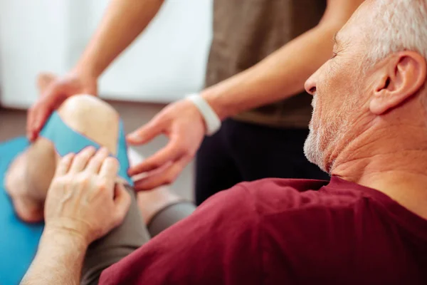 Selektiver Fokus eines netten alten Mannes mit Trauma — Stockfoto