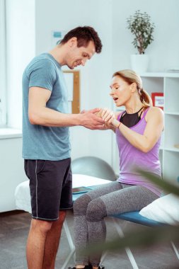 İyi pozitif adam hastalarının eline bakıyor