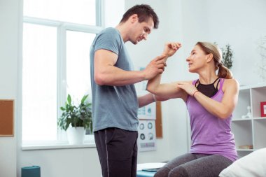 Hoş iyi görünümlü kadın doktora elini gösteren