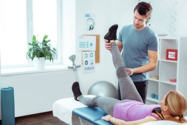 Hastalarını kucağına tutan yakışıklı genç adam
