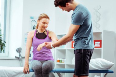 Koluna bakan güzel pozitif kadın