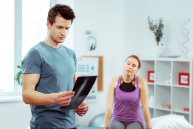 Ciddi genç doktor bir X ışını görüntü eğitimi