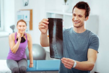 Bir X Ray görüntü tutan Nice yakışıklı doktor