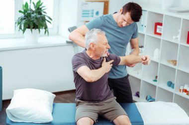 Masaj yapan güzel bir genç adamın üst görünümü